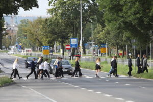 Policjanci kontrolują przejścia dla pieszych przy szkołach