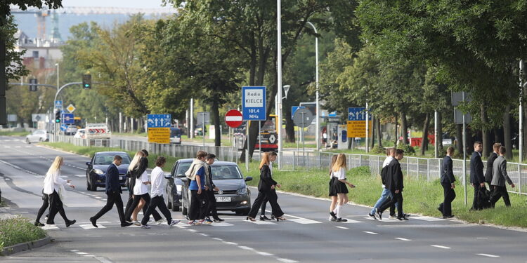 Policjanci kontrolują przejścia dla pieszych przy szkołach