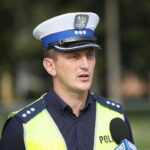 04.09.2023. Kielce. Akcja pod hasłem "Bezpieczny powrót do szkoły". Na zdjęciu: komisarz Mariusz Bednarski z Wydziału Ruchu Drogowego Komendy Wojewódzkiej Policji w Kielcach / Fot. Wiktor Taszłow - Radio Kielce