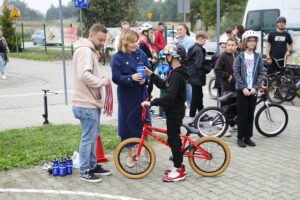 30.09.2023. Jędrzejów. Piknik rowerowy. Na zdjęciu (w środku): Anna Krupka - wiceminister sportu i turystyki / Fot. Wiktor Taszłow - Radio Kielce