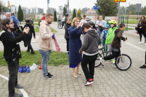 30.09.2023. Jędrzejów. Piknik rowerowy. Na zdjęciu (w środku): Anna Krupka - wiceminister sportu i turystyki / Fot. Wiktor Taszłow - Radio Kielce