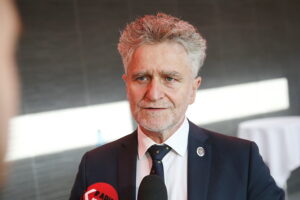 05.09.2023. Kielce. Otwarcie XXXI Międzynarodowego Salonu Przemysłu Obronnego. Na zdjęciu: senator Krzysztof Słoń / Fot. Wiktor Taszłow - Radio Kielce