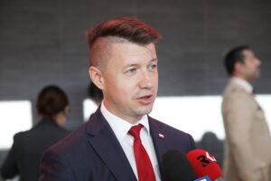 05.09.2023. Kielce. Otwarcie XXXI Międzynarodowego Salonu Przemysłu Obronnego. Na zdjęciu: poseł Bartłomiej Dorywalski / Fot. Wiktor Taszłow - Radio Kielce