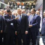 MSPO 2023. Prezydent RP: państwa zagrożone nie oszczędzają na obronności - Radio Kielce 05.09.2023. Kielce. Otwarcie XXXI Międzynarodowego Salonu Przemysłu Obronnego. Na zdjęciu (w środku): Andrzej Duda - prezydent RP / Fot. Wiktor Taszłow - Radio Kielce