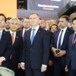 MSPO 2023. Prezydent RP: państwa zagrożone nie oszczędzają na obronności - Radio Kielce 05.09.2023. Kielce. Otwarcie XXXI Międzynarodowego Salonu Przemysłu Obronnego. Na zdjęciu (w środku): Andrzej Duda - prezydent RP / Fot. Wiktor Taszłow - Radio Kielce