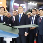 MSPO 2023. Prezydent RP: państwa zagrożone nie oszczędzają na obronności - Radio Kielce 05.09.2023. Kielce. Otwarcie XXXI Międzynarodowego Salonu Przemysłu Obronnego. Na zdjęciu (w środku): Andrzej Duda - prezydent RP / Fot. Wiktor Taszłow - Radio Kielce