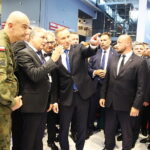 MSPO 2023. Prezydent RP: państwa zagrożone nie oszczędzają na obronności - Radio Kielce 05.09.2023. Kielce. Otwarcie XXXI Międzynarodowego Salonu Przemysłu Obronnego. Na zdjęciu (w środku): Andrzej Duda - prezydent RP / Fot. Wiktor Taszłow - Radio Kielce