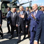 MSPO 2023. Prezydent RP: państwa zagrożone nie oszczędzają na obronności - Radio Kielce 05.09.2023. Kielce. Otwarcie XXXI Międzynarodowego Salonu Przemysłu Obronnego. Na zdjęciu (z lewej): Andrzej Duda - prezydent RP, obok: Sebastian Chwałek - prezes PGZ / Fot. Wiktor Taszłow - Radio Kielce