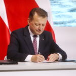 05.09.2023. Kielce. Otwarcie MSPO. Podpisanie umów na kolejne dostawy sprzętu dla wojska. Na zdjęciu: Mariusz Błaszczak - minister obrony narodowej / Fot. Wiktor Taszłow - Radio Kielce