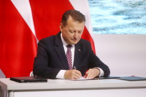 05.09.2023. Kielce. Otwarcie MSPO. Podpisanie umów na kolejne dostawy sprzętu dla wojska. Na zdjęciu: Mariusz Błaszczak - minister obrony narodowej / Fot. Wiktor Taszłow - Radio Kielce