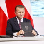 05.09.2023. Kielce. Otwarcie MSPO. Podpisanie umów na kolejne dostawy sprzętu dla wojska. Na zdjęciu: Mariusz Błaszczak - minister obrony narodowej / Fot. Wiktor Taszłow - Radio Kielce