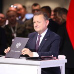 05.09.2023. Kielce. Otwarcie MSPO. Podpisanie umów na kolejne dostawy sprzętu dla wojska. Na zdjęciu: Mariusz Błaszczak - minister obrony narodowej / Fot. Wiktor Taszłow - Radio Kielce