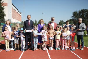 06.09.2023. Piekoszów. Otwarcie kompleksu sportowego. Na zdjęciu (od lewej): Barbara Drogosz - przewodnicząca rady miejskiej w Piekoszowie, Zbigniew Piątek - burmistrz Piekoszowa, Anna Krupka - wiceminister sportu i turystyki, senator Krzysztof Słoń, Krzysztof Stępniewski - dyrektor Zespołu Placówek Oświatowych w Piekoszowie / Fot. Wiktor Taszłow - Radio Kielce