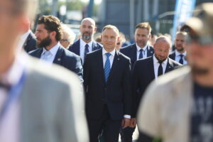 05.09.2023. Kielce. Otwarcie XXXI Międzynarodowego Salonu Przemysłu Obronnego. Na zdjęciu (w środku): Andrzej Duda - prezydent RP / Fot. Wiktor Taszłow - Radio Kielce