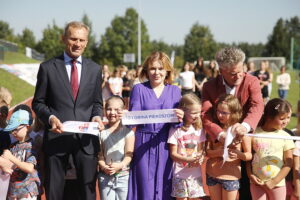 06.09.2023. Piekoszów. Otwarcie kompleksu sportowego. Na zdjęciu (od lewej): Zbigniew Piątek - burmistrz Piekoszowa, Anna Krupka - wiceminister sportu i turystyki, senator Krzysztof Słoń / Fot. Wiktor Taszłow - Radio Kielce