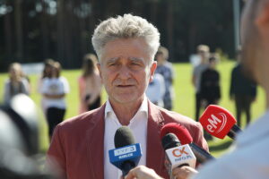 06.09.2023. Piekoszów. Otwarcie kompleksu sportowego. Na zdjęciu: senator Krzysztof Słoń / Fot. Wiktor Taszłow - Radio Kielce