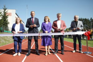 06.09.2023. Piekoszów. Otwarcie kompleksu sportowego. Na zdjęciu (od lewej): Barbara Drogosz - przewodnicząca rady miejskiej w Piekoszowie, Zbigniew Piątek - burmistrz Piekoszowa, Anna Krupka - wiceminister sportu i turystyki, senator Krzysztof Słoń, Krzysztof Stępniewski - dyrektor Zespołu Placówek Oświatowych w Piekoszowie / Fot. Wiktor Taszłow - Radio Kielce