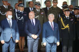 12.09.2023. Kielce. Przekazanie wozów strażackich. Na zdjęciu (w pierwszym rzędzie od lewej): senator Jarosław Rusiecki, poseł Mariusz Gosek, poseł Krzysztof Lipiec, zastępca Państwowej Straży Pożarnej nadbrygadier Krzysztof Hejduk / Fot. Wiktor Taszłow - Radio Kielce