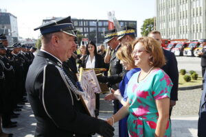 12.09.2023. Kielce. Przekazanie wozów strażackich. Na zdjęciu (z prawej): poseł Agata Wojtyszek / Fot. Wiktor Taszłow - Radio Kielce