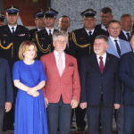 12.09.2023. Kielce. Przekazanie wozów strażackich. Na zdjęciu (w pierwszym rzędzie od lewej): poseł Mariusz Gosek, Anna Krupka - wiceminister sportu i turystyki, senator Krzysztof Słoń, poseł Andrzej Kryk, poseł Marek Kwitek / Fot. Wiktor Taszłow - Radio Kielce