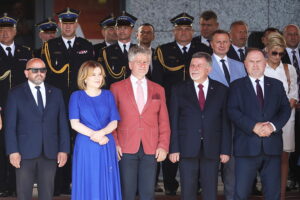 12.09.2023. Kielce. Przekazanie wozów strażackich. Na zdjęciu (w pierwszym rzędzie od lewej): poseł Mariusz Gosek, Anna Krupka - wiceminister sportu i turystyki, senator Krzysztof Słoń, poseł Andrzej Kryk, poseł Marek Kwitek / Fot. Wiktor Taszłow - Radio Kielce