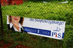 Zniszczony baner wyborczy Anny Krupki / Fot. Wojciech Domagała