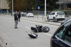 24.09.2023. Kielce. Ulica Radiowa. Zderzenie auta z motocyklem / Fot. Wiktor Taszłow - Radio Kielce