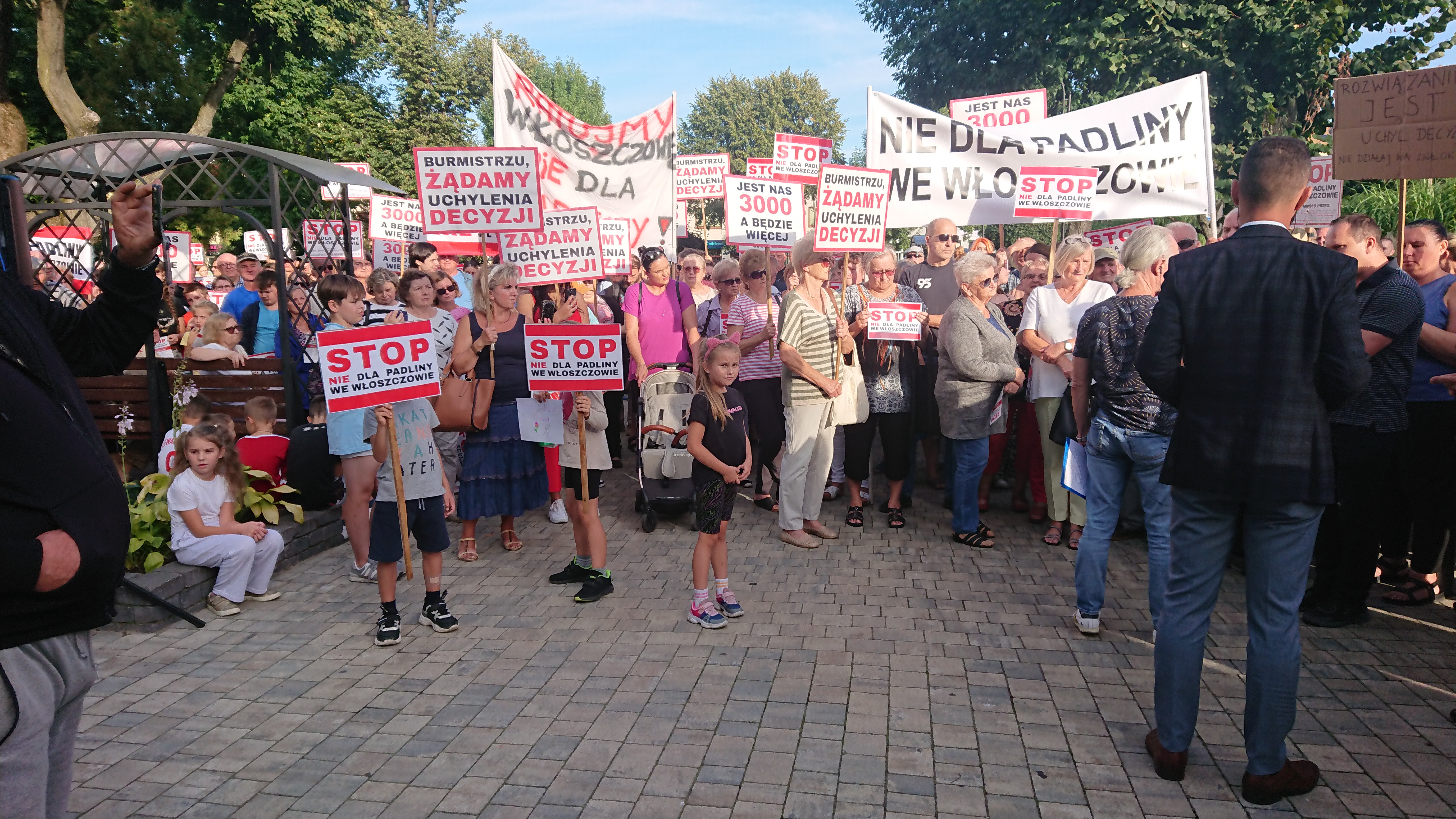 Mieszkańcy Włoszczowy protestują przeciwko budowie zakładu przetwarzającego padlinę