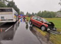 Kolizja samochodu osobowego z autobusem szkolnym