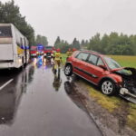 Kolizja samochodu osobowego z autobusem szkolnym