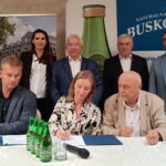 07.09.2023. Busko-Zdrój. Popisanie umowy na budowę nowego Zakładu Produkcji Wody Mineralnej „Buskowianka”. Na zdjęciu (od lewej w pierwszym rzędzie): Jarosław Ziętal - prezes zarządu firmy budowlanej Anna-Bud, Magdalena Konieczna-Różycka - członek zarządu Uzdrowiska Busko-Zdrój S.A, Stanisław Grzesiak - członek zarządu Uzdrowisko Busko-Zdrój S.A. ( w drugim rzędzie od lewej); pracownik firmy Anna-Bud, Patrycja Iwańska-Bęben- Uzdrowisko Busko-Zdrój S.A., poseł Krzysztof Lipiec, Andrzej Bętkowski - marszałek województwa. / Fot. Ewelina Walczak - Radio Kielce