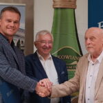 07.09.2023. Busko-Zdrój. Popisanie umowy na budowę nowego Zakładu Produkcji Wody Mineralnej „Buskowianka”. Na zdjęciu (od lewej): Jarosław Ziętal - prezes zarządu firmy budowlanej Anna-Bud, poseł Krzysztof Lipiec, Stanisław Grzesiak - członek zarządu Uzdrowisko Busko-Zdrój S.A. / Fot. Ewelina Walczak - Radio Kielce