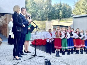 Prezent dla uczniów w Hucie Nowej na nowy rok szkolny - Radio Kielce