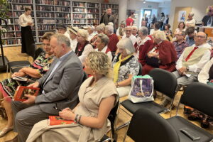 09.09.2023. Ostrowiec Św. , Miejska Biblioteka Publiczna. „Narodowe Czytanie” powieści Elizy Orzeszkowej „Nad Niemnem”. / Fot. Patryk Wójcik - Radio Kielce