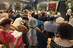 09.09.2023. Ostrowiec Św. , Miejska Biblioteka Publiczna. „Narodowe Czytanie” powieści Elizy Orzeszkowej „Nad Niemnem”. / Fot. Patryk Wójcik - Radio Kielce