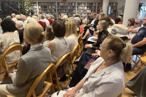 09.09.2023. Ostrowiec Św. , Miejska Biblioteka Publiczna. „Narodowe Czytanie” powieści Elizy Orzeszkowej „Nad Niemnem”. / Fot. Patryk Wójcik - Radio Kielce