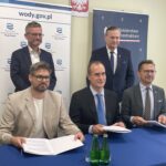 22.09.2023 Wiślica. Od lewej na zdjęciu: wiceminister infrastruktury Grzegorz Witkowski, prezes Wód Polskich Krzysztof Woś, przedstawiciele wykonawcy: Bartosz Górski i Tomasz Ratigowski, dyrektor regionalny Zarządu Gospodarki Wodnej w Krakowie Radosław Radoń. / Fot. Paulina Michta - Radio Kielce