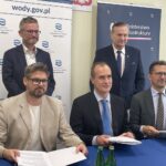 22.09.2023 Wiślica. Od lewej na zdjęciu: wiceminister infrastruktury Grzegorz Witkowski, prezes Wód Polskich Krzysztof Woś, przedstawiciele wykonawcy: Bartosz Górski i Tomasz Ratigowski, dyrektor regionalny Zarządu Gospodarki Wodnej w Krakowie Radosław Radoń. / Fot. Paulina Michta - Radio Kielce