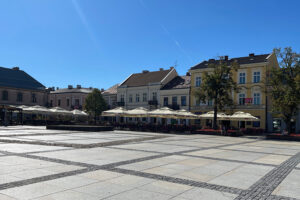 21.09.2023. Kielce. Rynek. Ogródki restauracyjne / Fot. Wiktor Taszłow - Radio Kielce