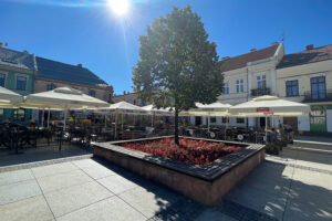 21.09.2023. Kielce. Rynek. Ogródki restauracyjne / Fot. Wiktor Taszłow - Radio Kielce