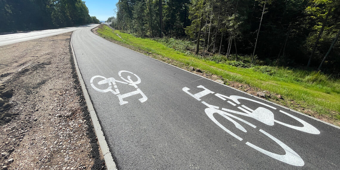Ścieżka rowerowa przy drodze krajowej połączy Końskie i Kazanów