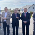 22.09.2023 Janik. Oficjalne oddanie do użytku zmodernizowanej kanalizacji. Na zdjęciu od lewej: Agata Wojtyszek - poseł, Lech Łodej - burmistrz miasta i gminy Kunów, Andrzej Kryj - poseł, Jarosław Rusiecki, senator, Robert Książek, BGK / Fot. Patryk Wójcik – Radio Kielce