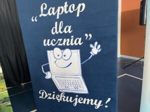 25.09.2023. Kunów. Kolejne laptopu trafiły do uczniów / Fot. Patryk Wójcik - Radio Kielce