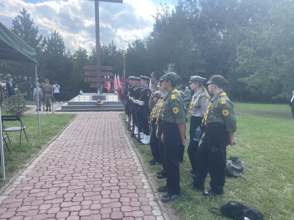 Przy krzyżu katyńskim w Starachowicach uczczono pamięć obrońców Ojczyzny - Radio Kielce 17.09.2023. Starachowice, 84 rocznica sowieckiej napaści na Polskę / Fot. Anna Głąb - Radio Kielce