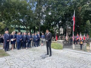 01.09.2023. Sandomierz. Obchody 84. rocznicy wybuchu II wojny światowej. Na zjdęciu (przemawia): Marcin Marzec - burmistrz Sandomierza / Fot. Grażyna Szlęzak - Radio Kielce