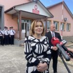 01.09.2023. Szwagrów w gminie Osiek. OSP ze wsparciem Fundacji Enea. Na zdjęciu (od lewej): wiceminister Anna Krupka i Rafał Łysiak - burmistrz Osieka . / Fot. Grażyna Szlęzak - Radio Kielce