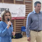 02.09.2023. Kielce. I Turniej w Piłkę Ręczną Szkół Podstawowych. Na zdjęciu (od lewej): wiceminister Anna Krupka, Sławomir Szmal. / Fot. Iwona Murawska-Bujnowicz - Radio Kielce