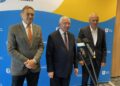 01.09.2023 Kielce. Na zdjęciu od lewej: Mirosław Gębski – starosta kielecki, Krzysztof Lipiec – poseł PiS, Jacek Kuzia, przewodniczący rady powiatu kieleckiego.