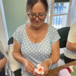 26.09.2023. Kielce. Warsztaty pod nazwą „Krepiny świat, czyli plastyka obrzędowa”. / Fot. Iwona Murawska-Bujnowicz - Radio Kielce