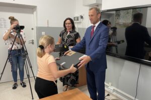 Czwartoklasiści z Łosienia otrzymali nowoczesne laptopy - Radio Kielce